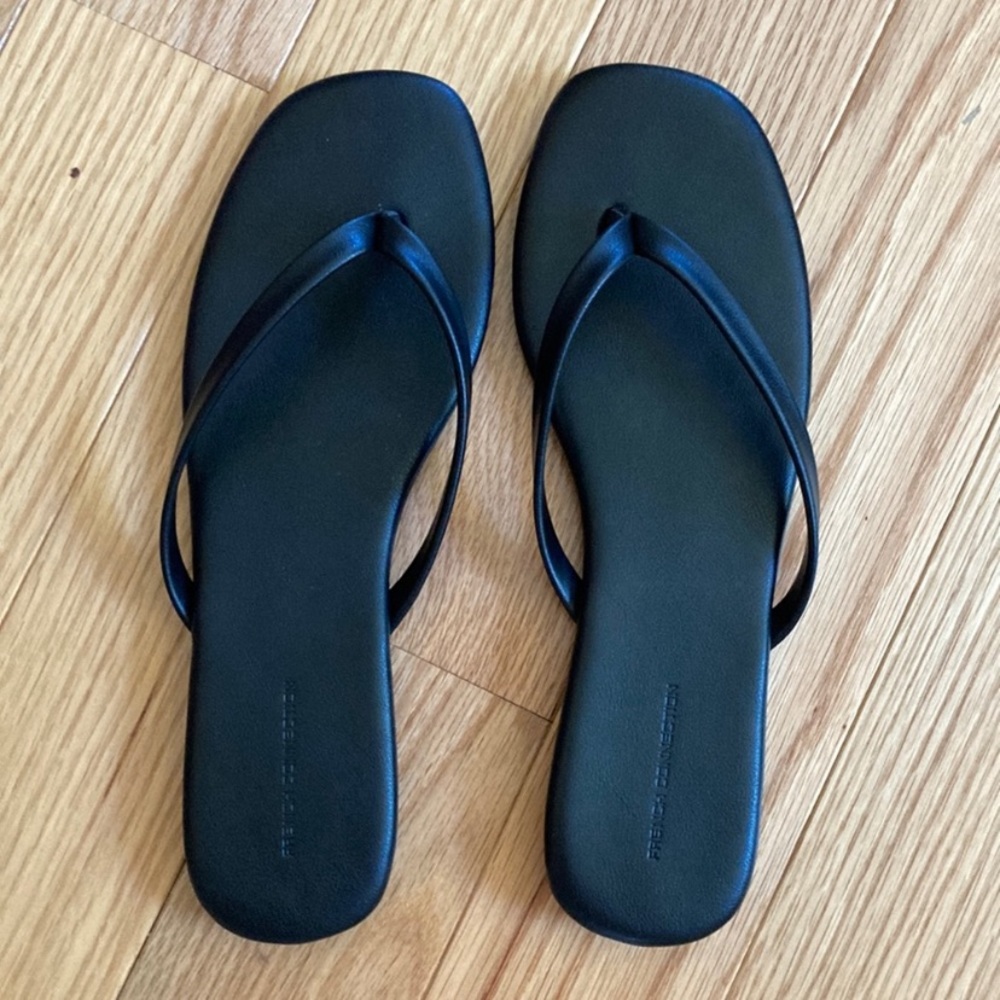French Connection vegan leather black flip flops size 8 NWOT